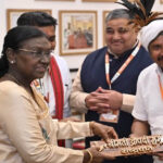 राष्ट्रपति द्रौपदी मुर्मु से छत्तीसगढ़ के बस्तर पंडुम-2026 के विजेताओं, परगना मांझी और पद्म पुरस्कार विजेताओं के प्रतिनिधिमंडल ने मुलाकात की
