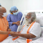 सीएम योगी मेदांता अस्पताल पहुंचे, महंत नृत्य गोपाल दास का जाना हालचाल