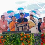 आगरा में सीएम योगी का सख्त रुख, खराब सड़कों पर एफआईआर के निर्देश