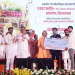 सपनों को मिले पंख: अमरोहा में सीएम योगी ने बांटी खुशियों की चाबी और स्वावलंबन के चेक