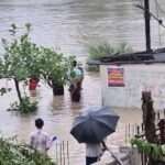 बिलासपुर में भारी बारिश से कई घर बने टापू, भूख-प्यास से जूझ रहे लोग