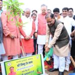 एक पेड़ मां के नाम’ अभियान 3.0, विधानसभा परिसर में सीएम श्री विष्णु देव साय और डॉ. रमन सिंह ने लगाया रुद्राक्ष का पौधा
