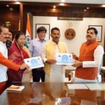 मुख्यमंत्री डॉ. यादव को जल संसाधन मंत्री  सिलावट ने अभियान की उपलब्धियां पर आधारित पुस्तिका की भेंट