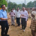 ग्राम चदैनिया में हितग्राहियों से किया संवाद, समय-सीमा में गुणवत्तापूर्ण आवास निर्माण के दिए निर्देश