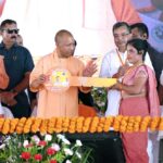 मुख्यमंत्री योगी ने मैनपुरी में लाभार्थियों को वितरित किए चेक, स्वीकृति पत्र व टूलकिट