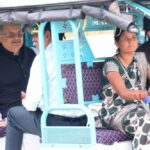 महिलाएं हो रही हैं सशक्त एवं सक्षम ई-रिक्शा में बैठकर स्पीकर हाउस के लिए रवाना हुए विधानसभा अध्यक्ष डॉ. रमन सिंह
