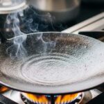 गर्म तवे पर पानी डालना क्यों माना जाता है अशुभ? जानिए वास्तु मान्यता
