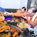 मुख्यमंत्री विष्णुदेव साय ने सावन सोमवार और नागपंचमी पर फलेश्वरनाथ महादेव की पूजा-अर्चना की