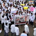 MP के 13 सरकारी मेडिकल कॉलेजों में MBBS इंटर्न्स की हड़ताल, 3,600 प्रशिक्षु डॉक्टरों ने काम किया बंद