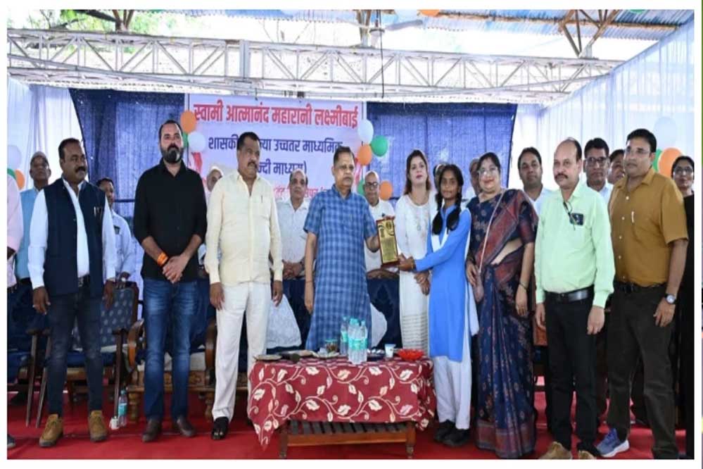 बिलासपुर की ग्रामीण बेटियों का कमाल! दीवार पर थूकते ही बजेगा अलार्म, बारिश में खुद खुलेगा छाता
