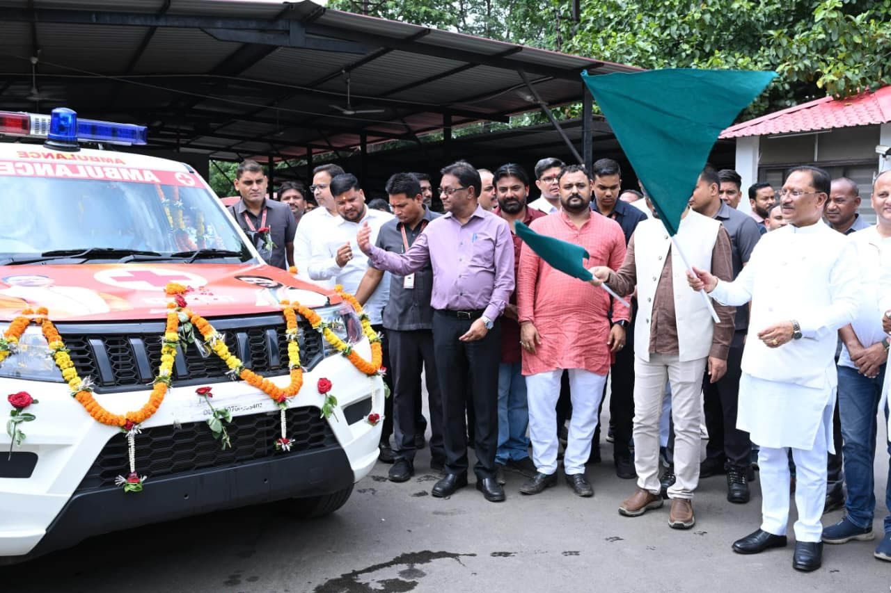 मुख्यमंत्री विष्णु देव साय ने धरसींवा विधानसभा को दी निःशुल्क एम्बुलेंस की सौगात