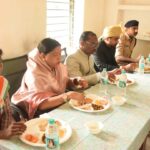 सिंगरौली में स्वतंत्रता दिवस पर बच्चों संग बैठीं राज्यमंत्री राधा सिंह, विशेष मध्यान्ह भोज का आयोजन