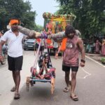 हापुड़ में अनोखी श्रद्धा, 95 वर्षीय दादी को 25 पोतों ने पालकी से कराई कांवड़ यात्रा