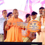 सीएम योगी ने विभिन्न योजनाओं के लाभार्थियों को चेक, प्रमाण पत्र और सांकेतिक चाबियां सौंपी