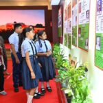 विद्यार्थियों ने देखी स्वतंत्रता संग्राम सेनानियों और ‘वंदे मातरम्’ पर आधारित छायाचित्र प्रदर्शनी