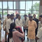 सड़क हादसे में घायल जवानों से मिलने जगदलपुर अस्पताल पहुंचे वन मंत्री
