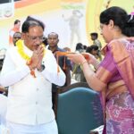 राखी बंधवाकर भावुक हुए मुख्यमंत्री  साय