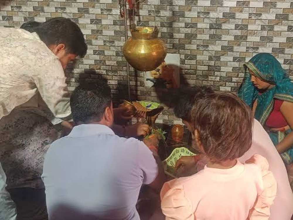 हर-हर महादेव के जयघोष से गूंजे शिवालय, बारिश में भी भक्ति की बयार