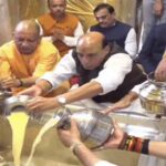 रक्षा मंत्री और मुख्यमंत्री ने बाबा विश्वनाथ के किए दर्शन, PM मोदी के लिए मांगी प्रार्थना