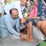 सेवा संकल्प अभियान में डिप्टी सीएम अरुण साव ने पेंशनधारियों के पैर पखार सेवा कर लिया आशीर्वाद, लोरमी में सेवा संकल्प का भावुक पल
