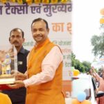 मुख्यमंत्री ने भारत टैक्सी के पांच सारथियों को किया सम्मानित, कृषक समृद्धि योजना के लाभार्थियों को प्रदान किया चेक