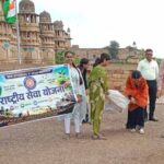 ग्वालियर किले पर चला स्वच्छता अभियान, NSS स्वयंसेवकों ने किया श्रमदान