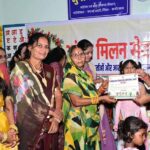 फूल लेकर आए नन्हे कदम, उप मुख्यमंत्री ने बच्चों को गोद में उठाया, बच्चों की मासूमियत ने जीता दिल