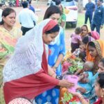 मंत्री  लक्ष्मी राजवाड़े ने आंगनबाड़ी केंद्रों में बच्चों को कराया न्योता भोज, माताओं को भेंट किए मुनगा के पौधे