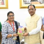 रायपुर : राष्ट्रपति से भेंट कर लौटे प्रतिभावान विद्यार्थियों ने मुख्यमंत्री विष्णु देव साय से की सौजन्य मुलाकात