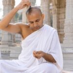 जैन साधु क्यों उखाड़ते हैं सिर के बाल? जानें केशलोचन की कठिन साधना का रहस्य