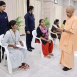 जनता दर्शन में बुजुर्ग की पीड़ा सुन भावुक हुए CM योगी, आरोपियों पर सख्त कार्रवाई के निर्देश