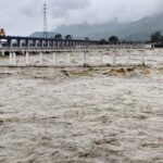 यूपी में भारी बारिश से उफनी नदियां, 7 जिलों में बाढ़ का अलर्ट