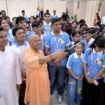 देवप्रयाग के मेधावी छात्रों ने किया गोमती बुक फेस्टिवल का भ्रमण, मिली ‘एग्जाम वॉरियर्स’ पुस्तक