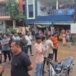 युवक को कमरे में बंद कर पीटने वाले पिता-पुत्र का पुलिस ने निकाला जुलूस