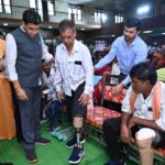 बलौदाबाजार में राजस्व मंत्री  टंक राम वर्मा ने दिव्यांगजनों को बांटे सहायक उपकरण