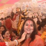 पटना में सिंदूर खेला के साथ मां दुर्गा को विदाई, लाल-सफेद साड़ियों में सजी महिलाओं ने निभाई परंपरा