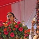 छत्तीसगढ़ पहुंचीं स्मृति ईरानी, पहली बार आगमन पर पोस्टर-बैनर की जगह दिखे BJP के झंडे