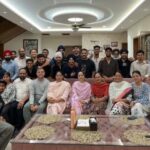 हॉकी स्टार मनदीप सिंह के घर पहुंची टीम इंडिया, कोच और खिलाड़ियों ने उठाया पंजाबी खाने का लुत्फ