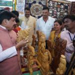 एमए पास दुर्गा सिंह ने हुनर को बनाया अपनी ताकत, लकड़ी की कलाकारी से संवार रहीं भविष्य