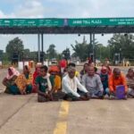 टोल वसूली के खिलाफ 12 पंचायतों का हल्लाबोल, ग्रामीणों ने जमही टोल प्लाजा पर किया चक्काजाम
